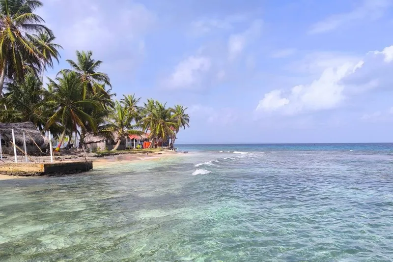Palmy a tyrkysové moře na ostrově v Guna Yala, Panama